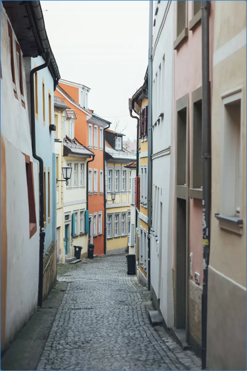 Schmale gepflasterte Gasse mit bunten Häusern