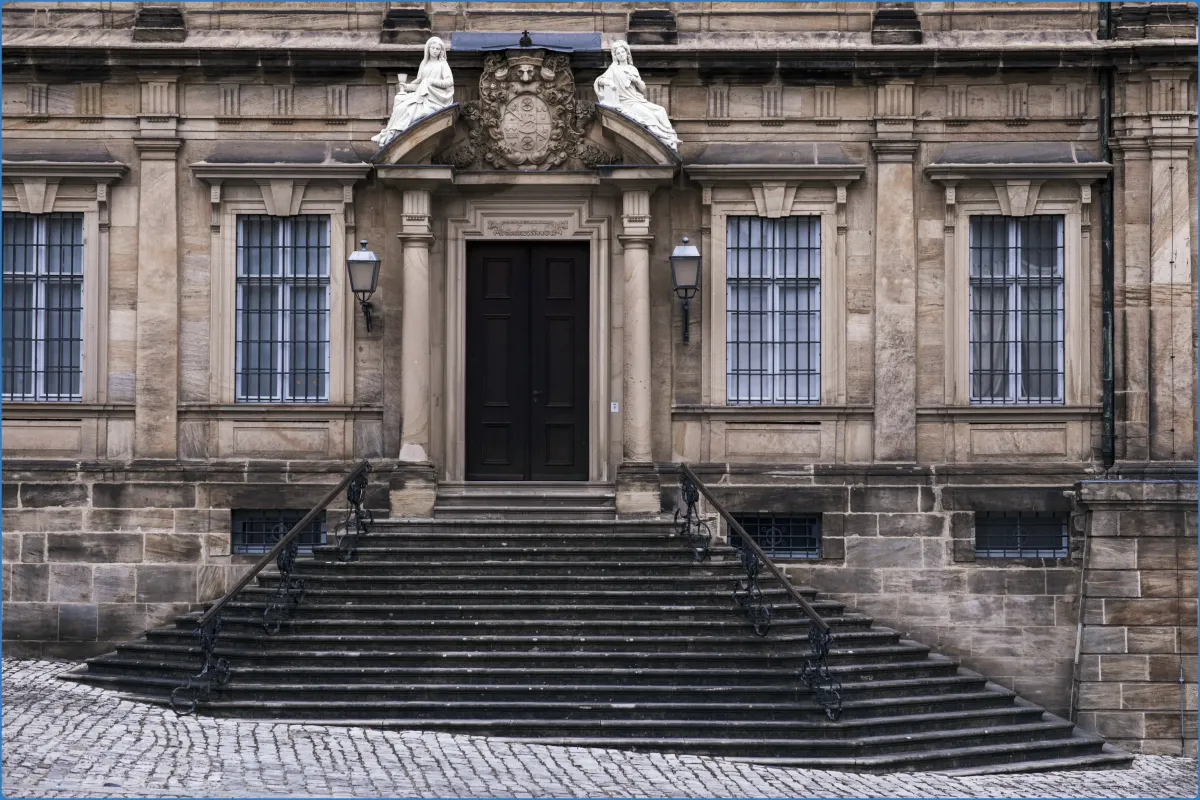 Steinerne Treppe zu einem historischen Gebäude