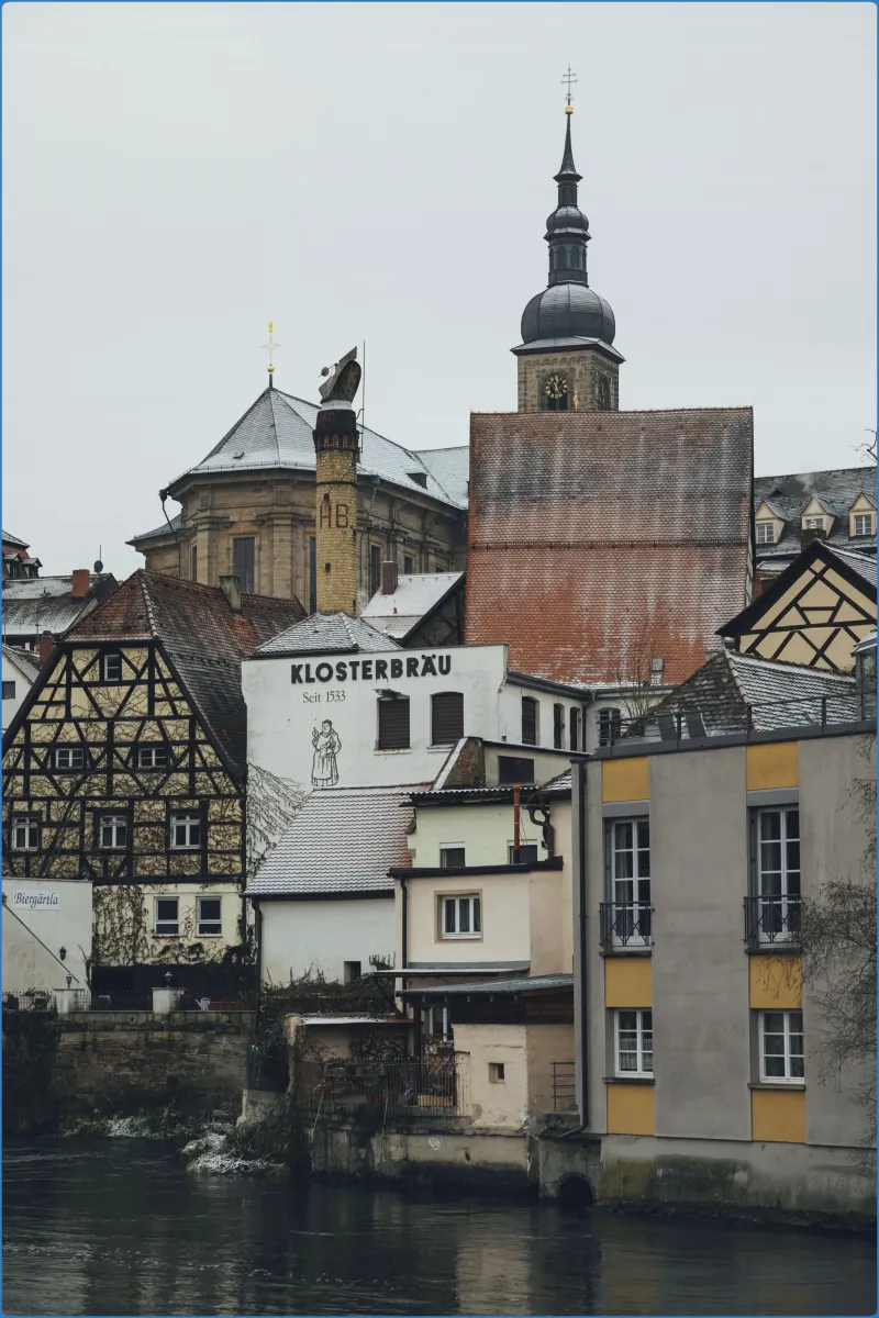 Historische Gebäude in einer deutschen Stadt am Fluss.