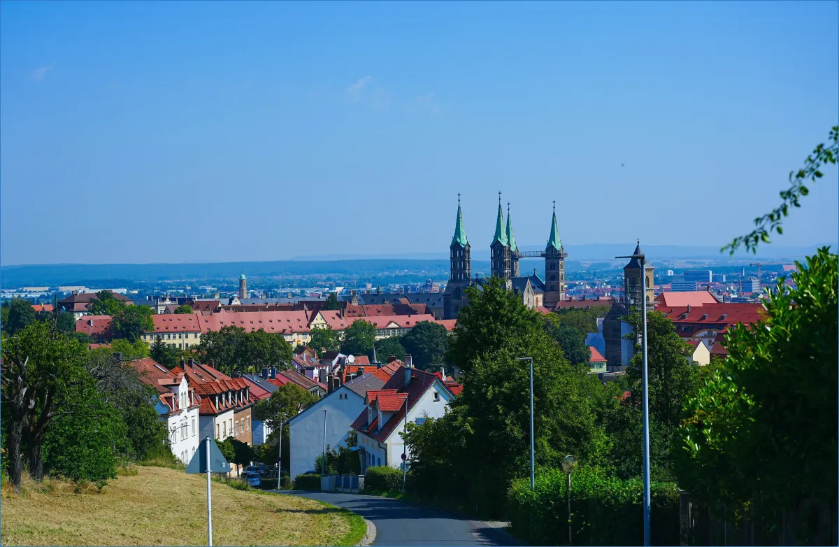 Stadtansicht mit Kirche und Häusern