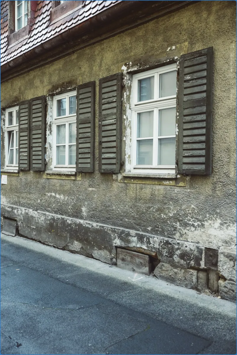 Altes Gebäude mit Holzfensterläden