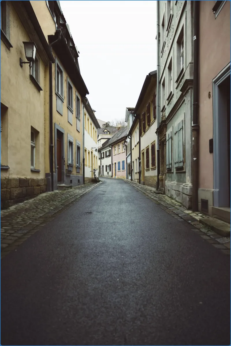 Schmale gepflasterte Gasse mit alten Häusern