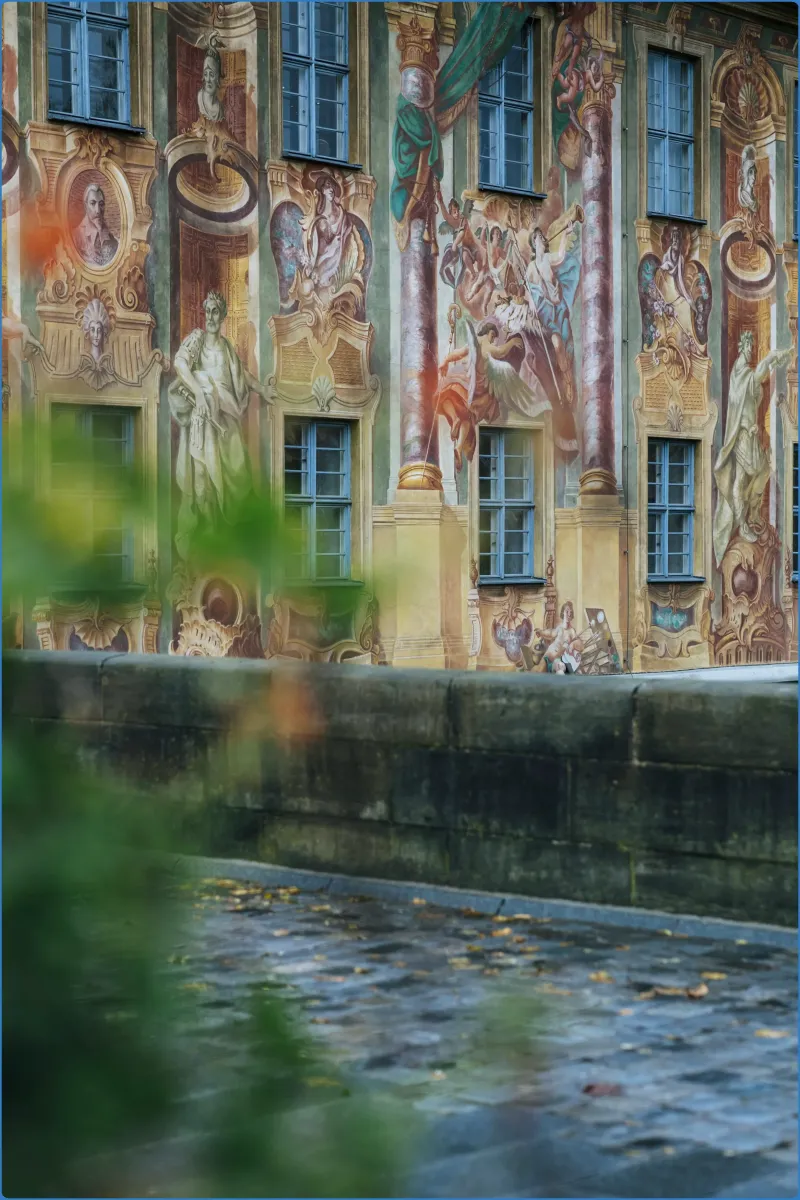 Fassade mit Wandmalereien und Fenstern