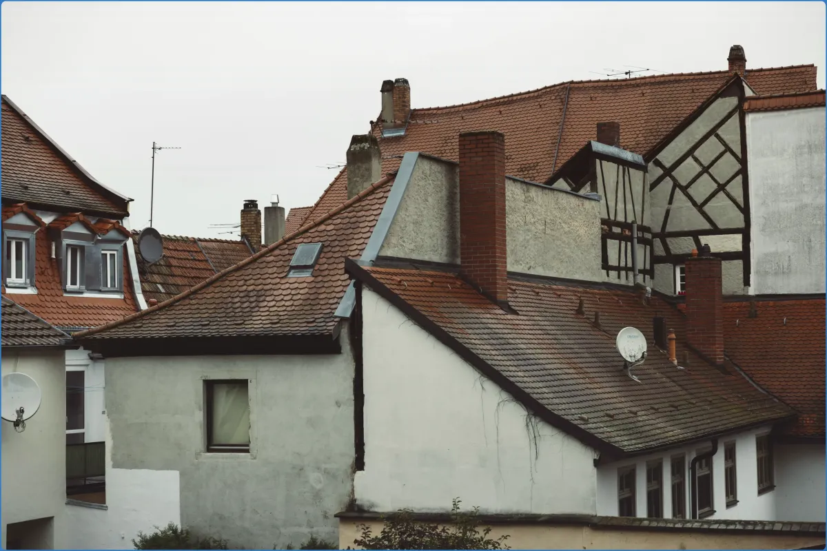 Dächer von Fachwerkhäusern mit Satellitenschüsseln