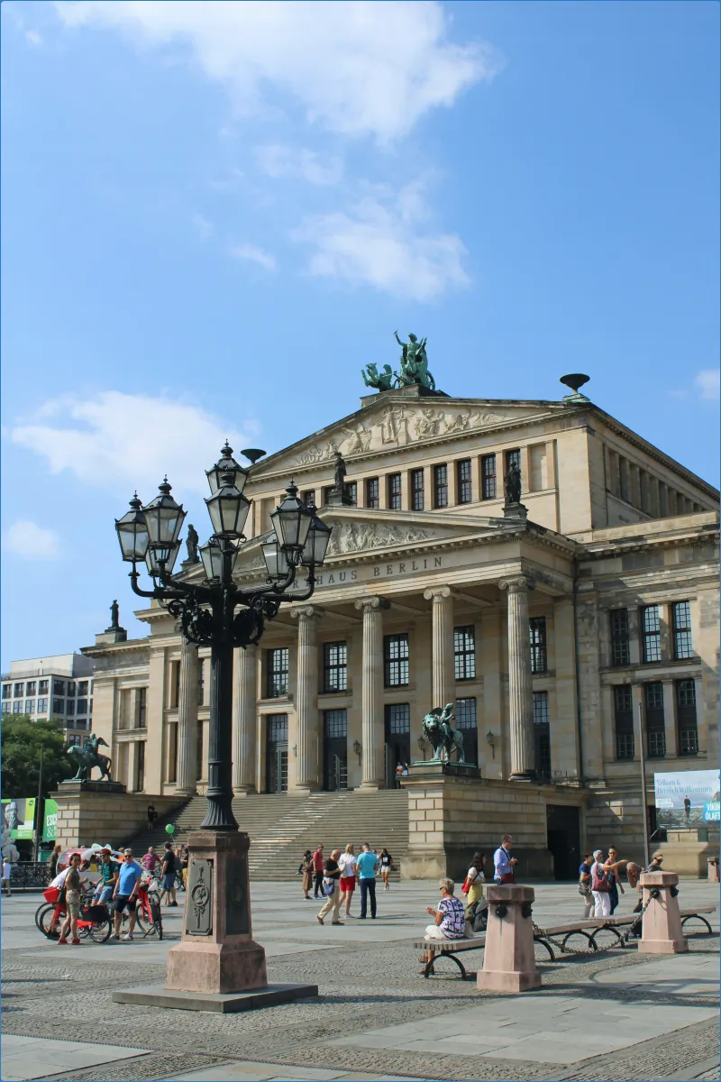 Konzerthaus Berlin mit Menschen davor