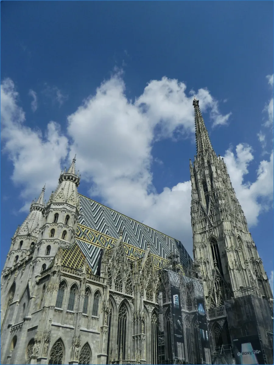 Stephansdom in Wien mit blauem Himmel
