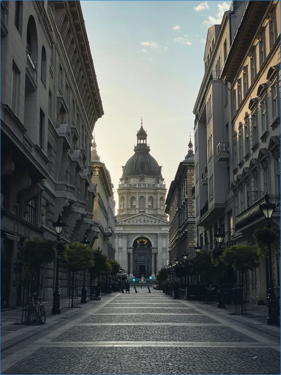 Straße mit Blick auf eine große Kuppelkirche
