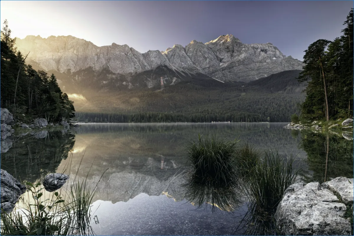 Bergsee mit Spiegelung der Berge