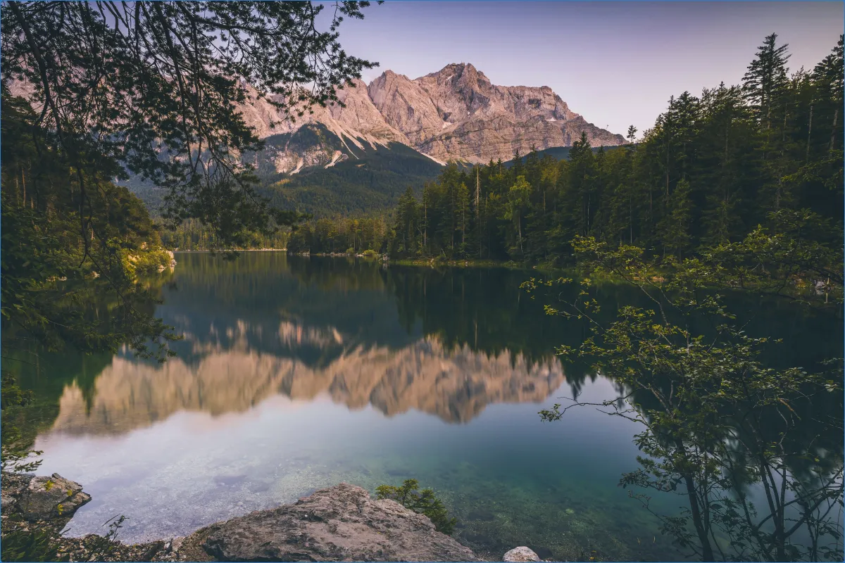 Bergsee mit Bergspiegelung