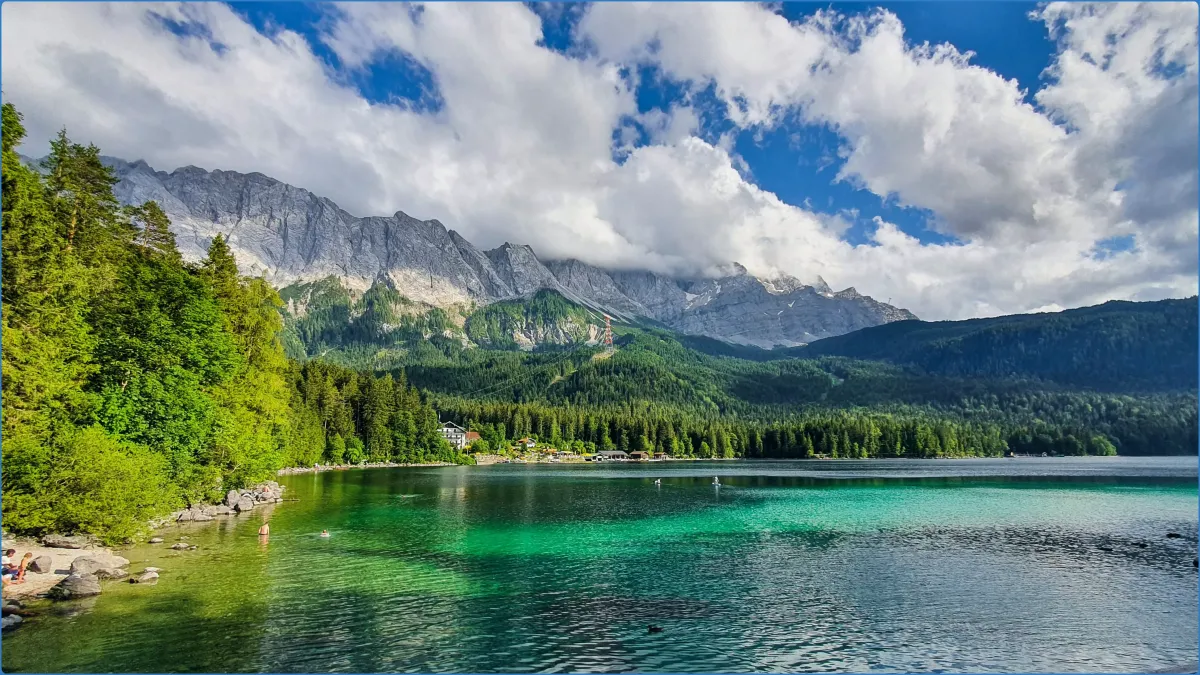 Bergsee mit Bergen im Hintergrund