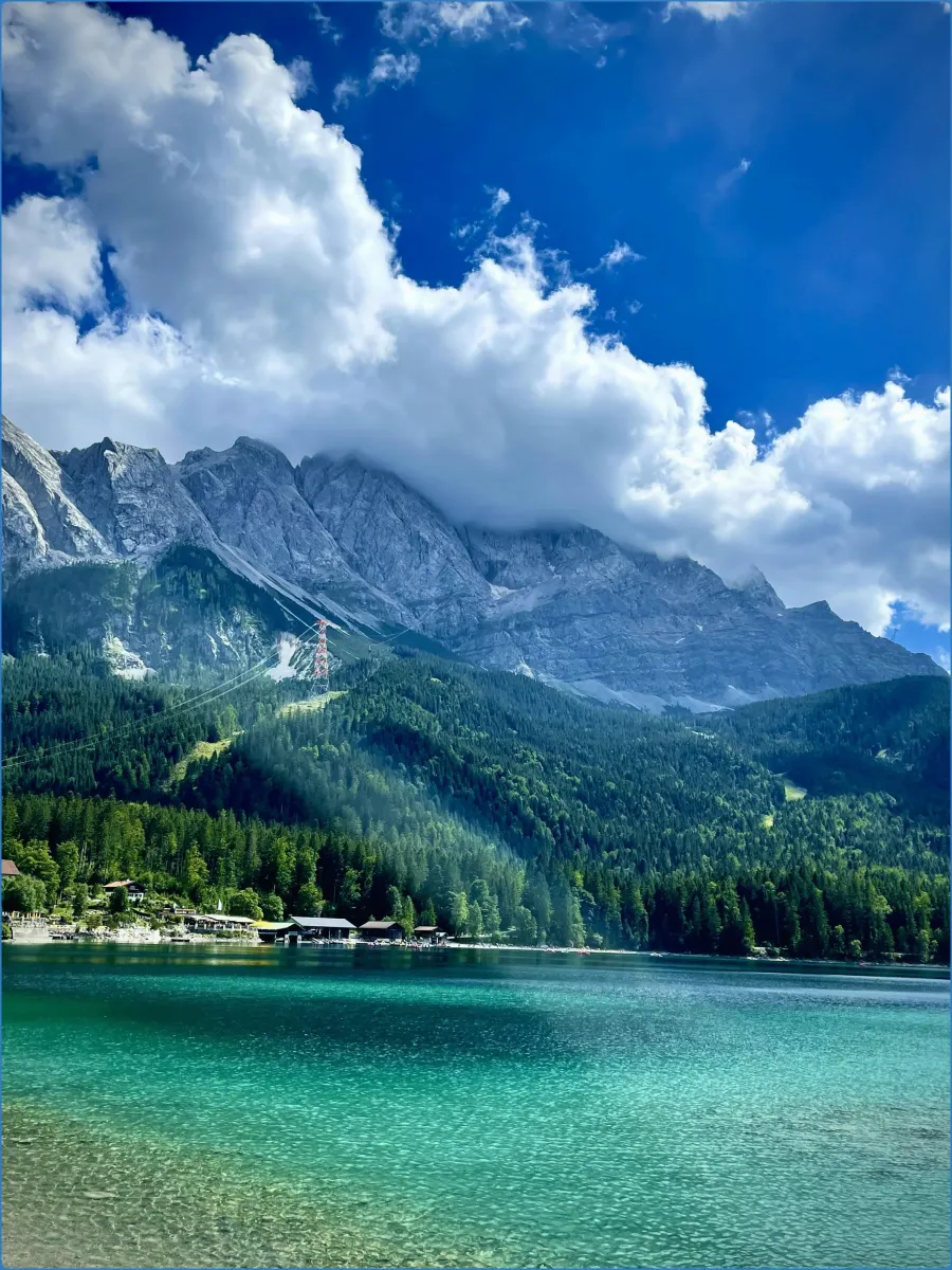 Berglandschaft mit See und Wolken