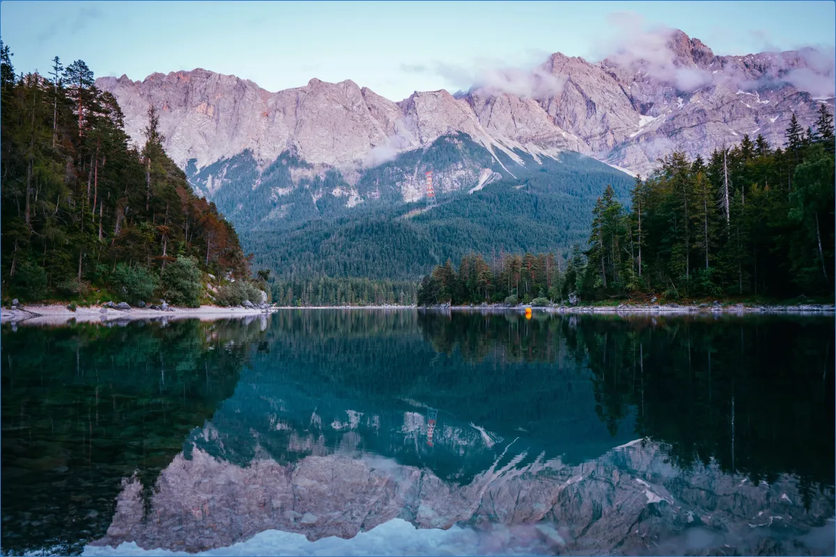 Bergsee mit Spiegelung der Berge