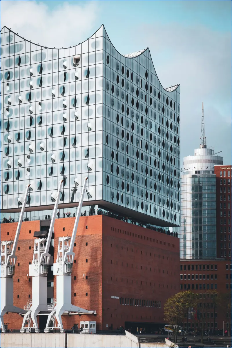 Moderne Glasfassade eines Gebäudes