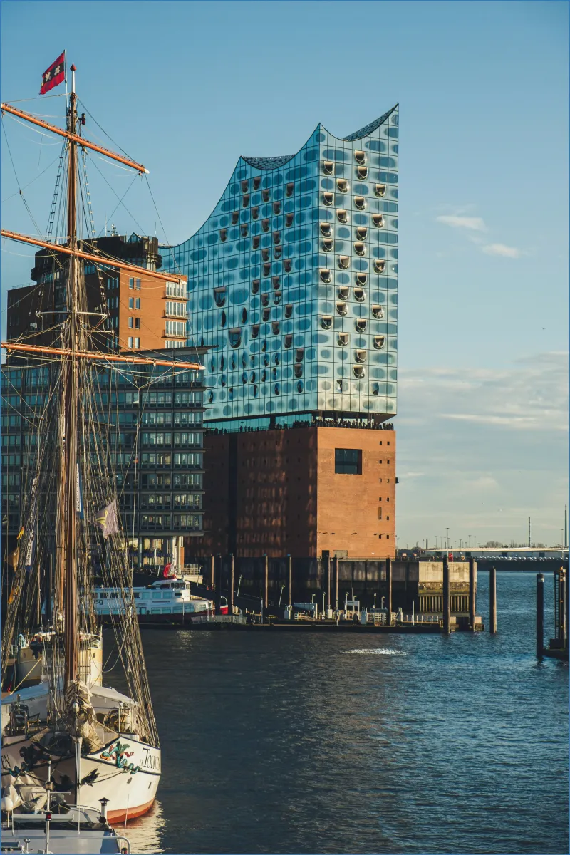 Elbphilharmonie in Hamburg mit Segelschiff im Vordergrund