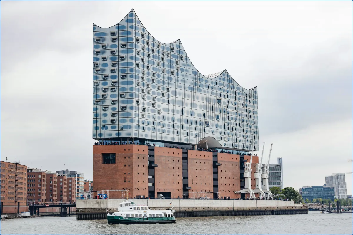 Elbphilharmonie in Hamburg am Wasser