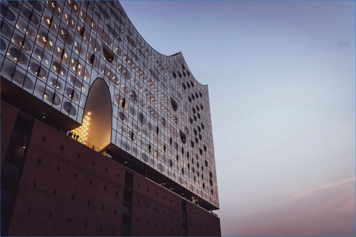 Moderne Glasfassade bei Dämmerung