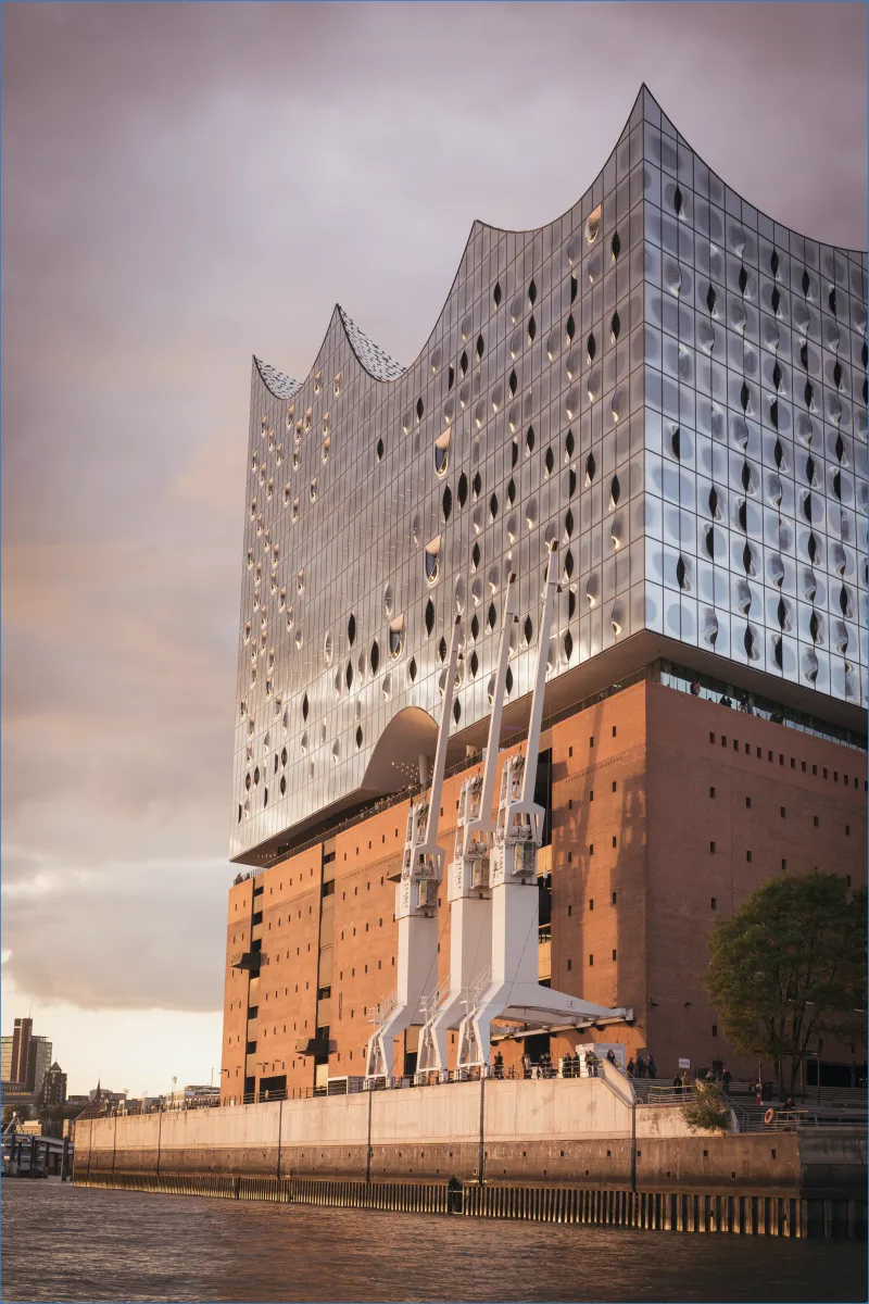 Moderne Glasfassade eines Gebäudes bei Sonnenuntergang