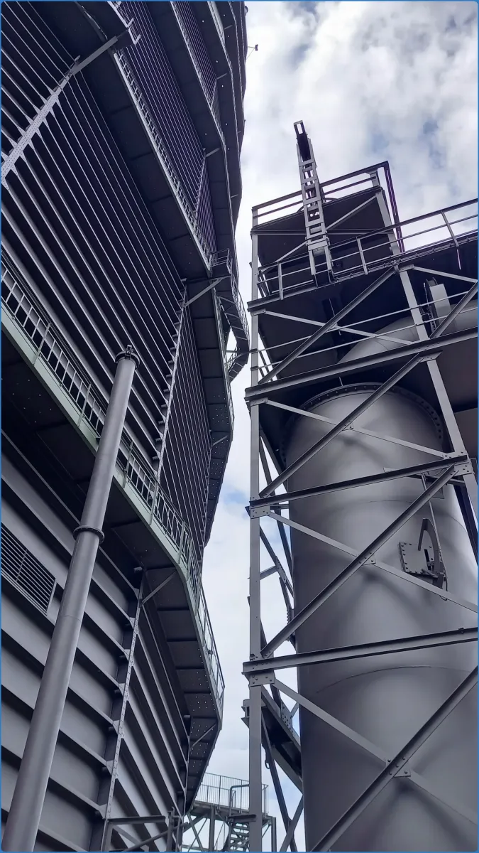 Industriegebäude mit Metallstrukturen