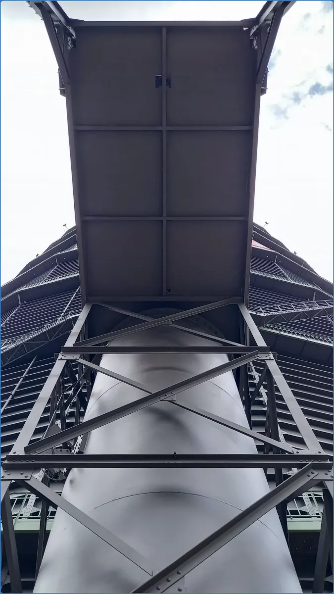 Ansicht eines großen Metallturms von unten.