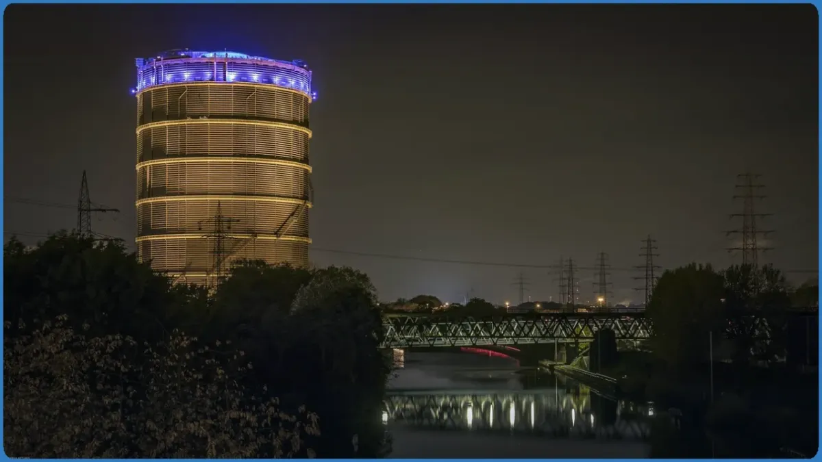 Gasometer bei Nacht mit blauer Beleuchtung