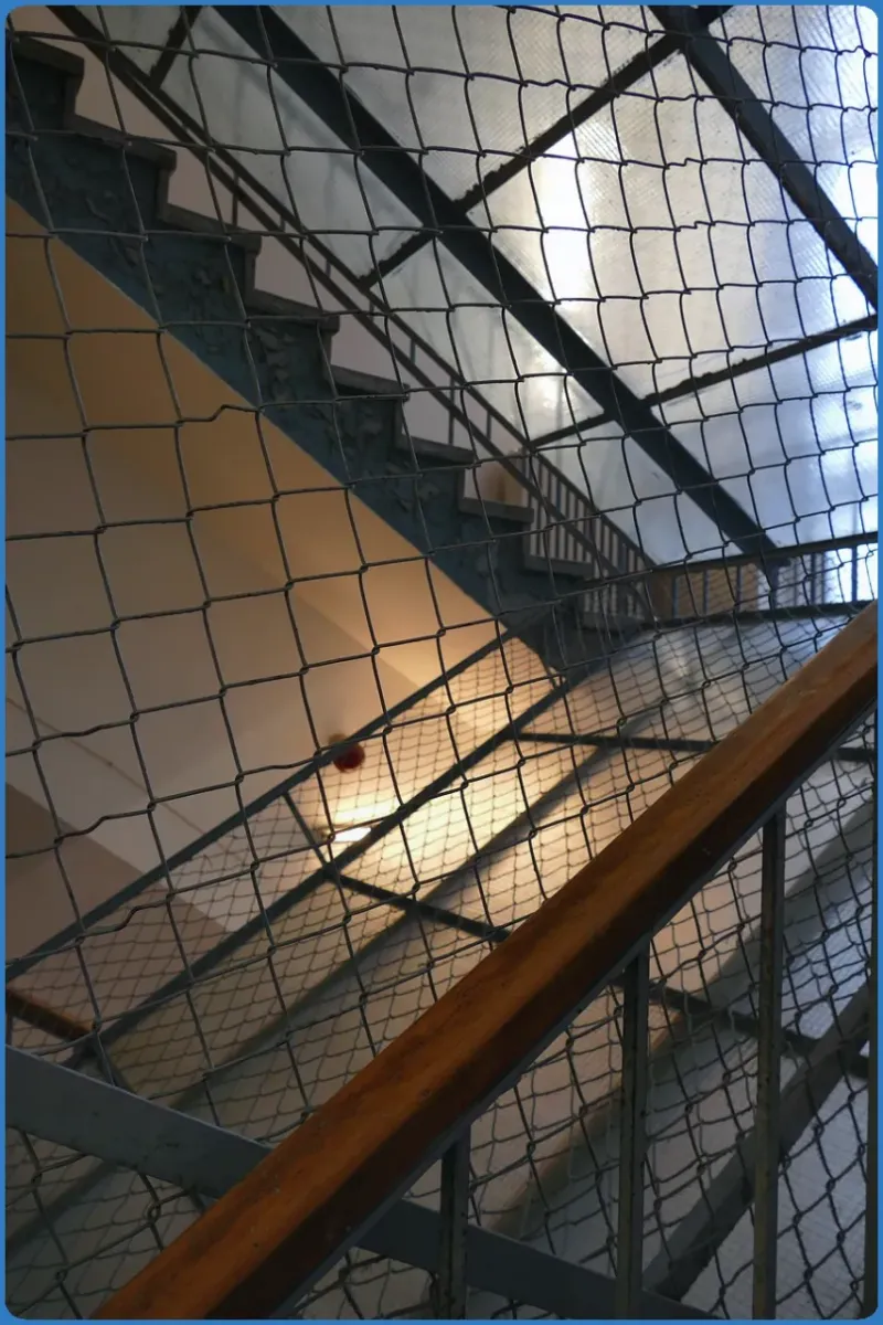 Treppe mit Sicherheitsnetz