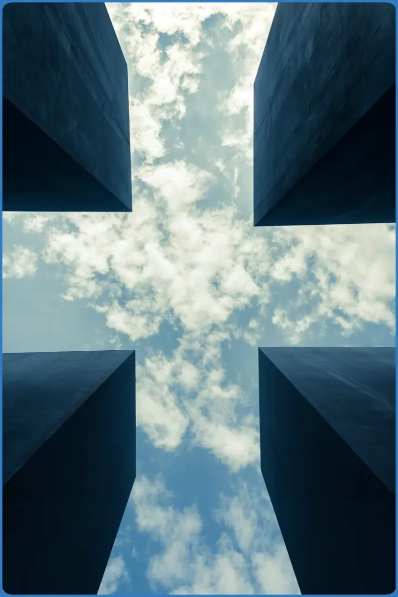 Blick nach oben zwischen hohen Gebäuden