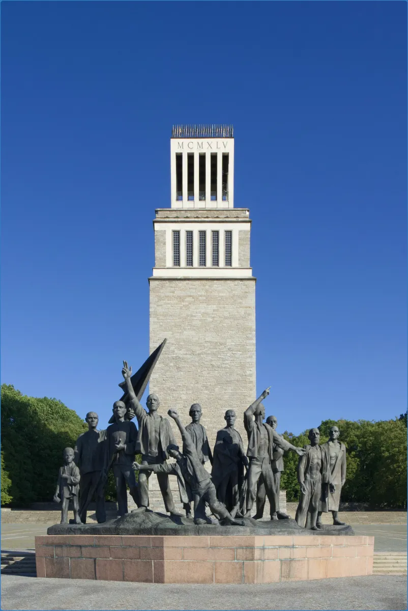Denkmal mit Turm im Hintergrund