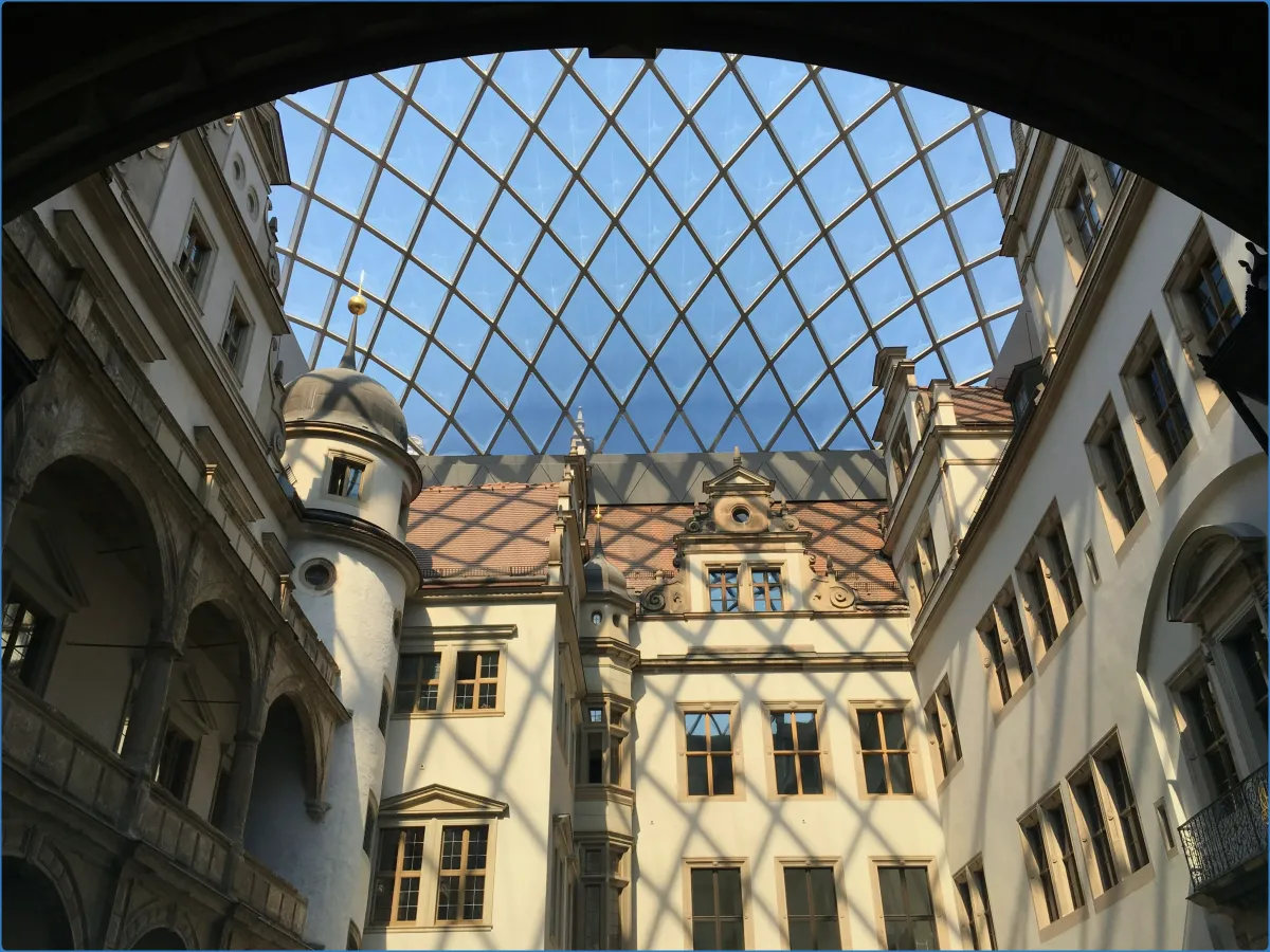 Innenhof mit Glasdach