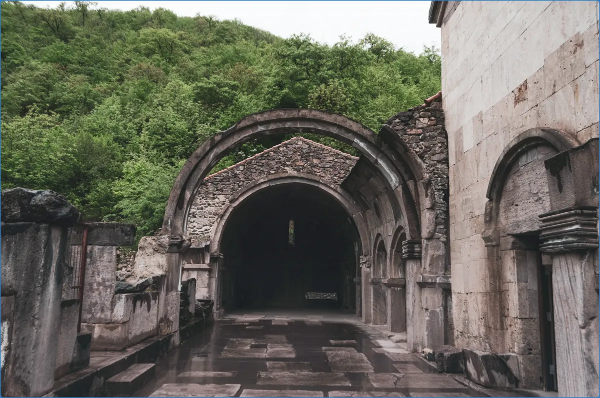 Alte Klosterruine mit steinernen Bögen