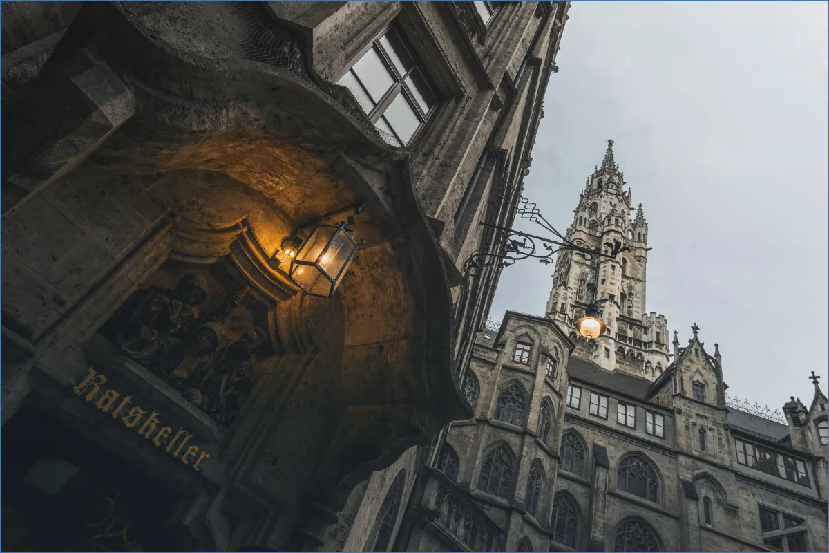Gotisches Gebäude mit Turm und Laterne