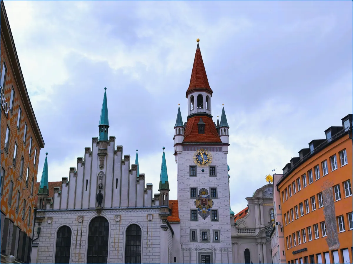 Historisches Gebäude mit Turm und Uhr