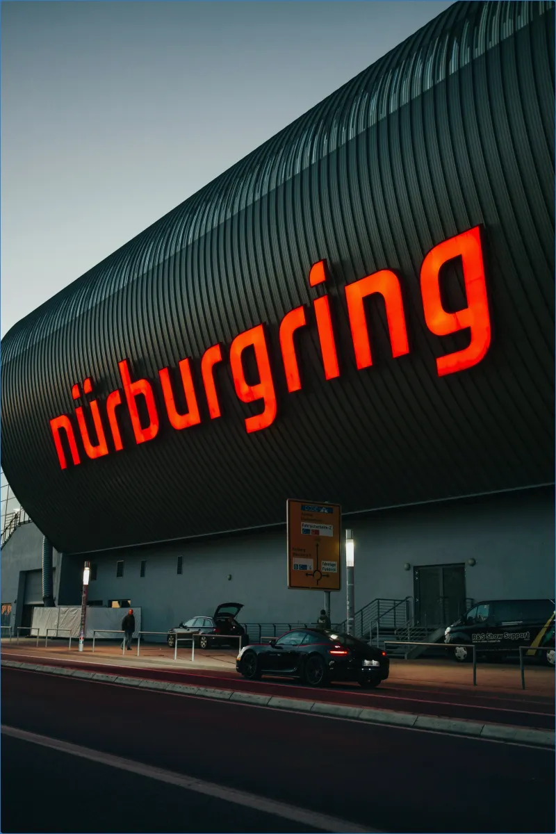 Gebäude mit Nürburgring-Schriftzug
