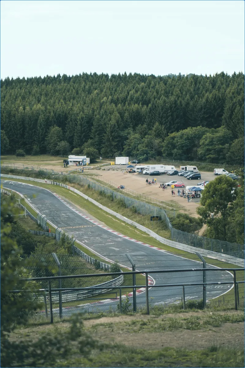 Rennstrecke mit Wald im Hintergrund