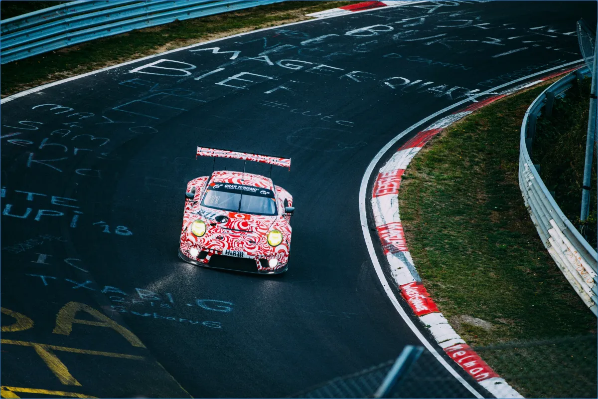 Rennwagen auf der Nordschleife