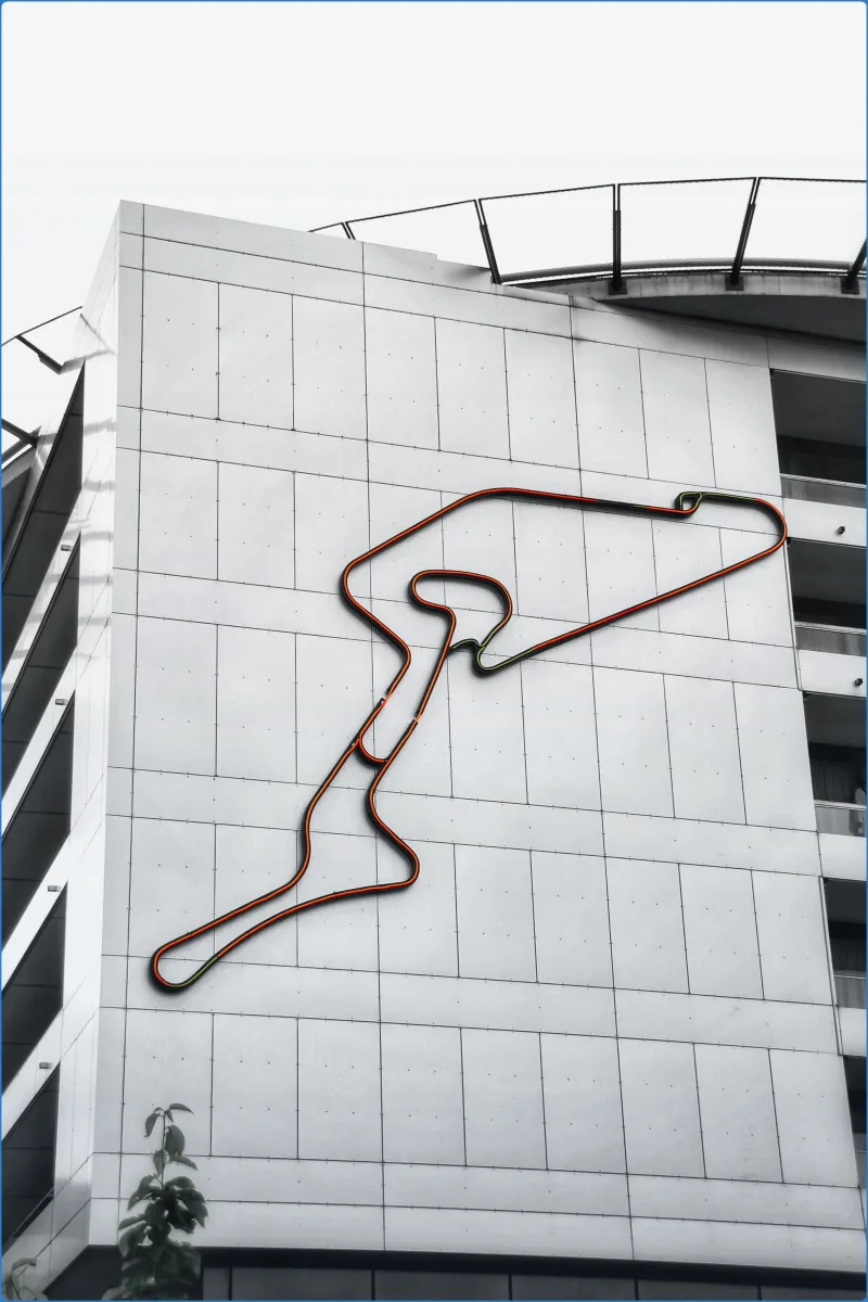Gebäude mit Rennstrecken-Skulptur an der Wand