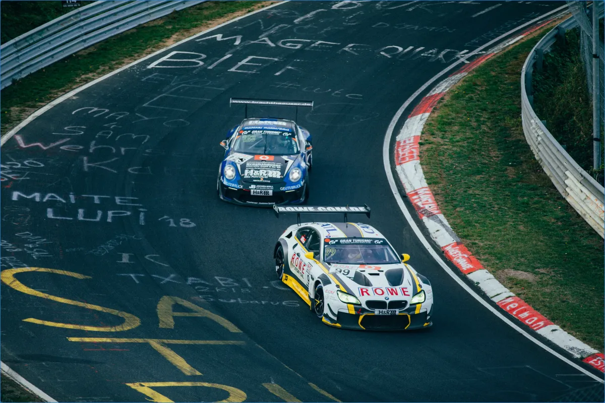 Zwei Rennwagen auf der Nürburgring-Strecke