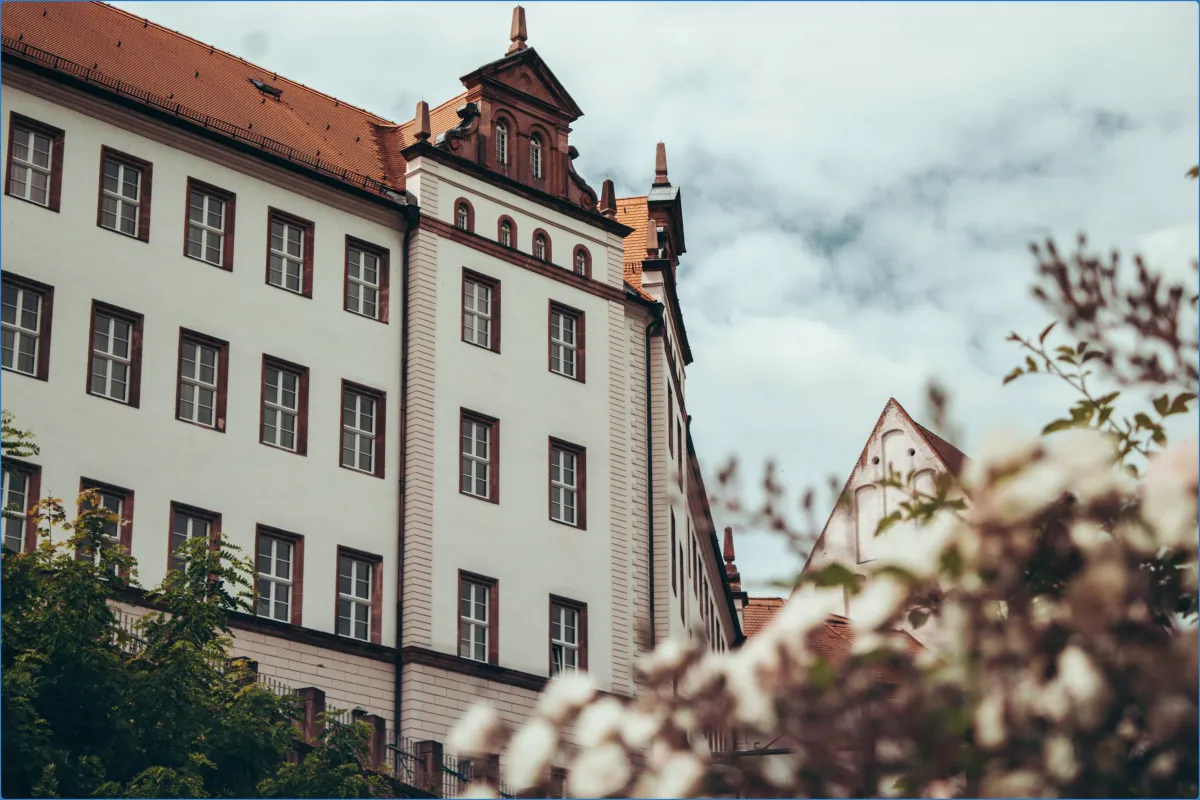 Historisches Gebäude mit rotem Dach
