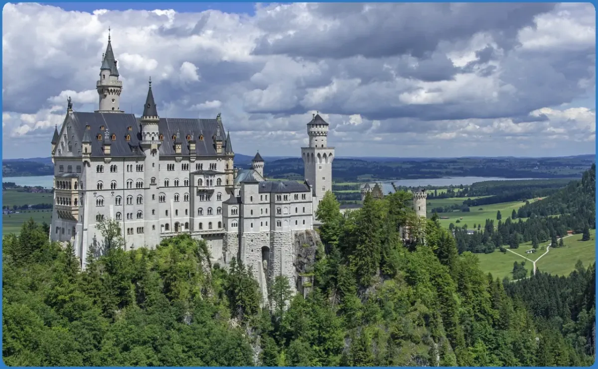 Schloss Neuschwanstein auf einem Hügel