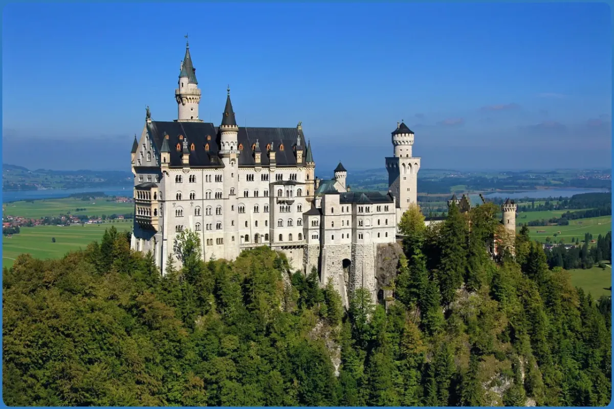Schloss Neuschwanstein auf einem Hügel