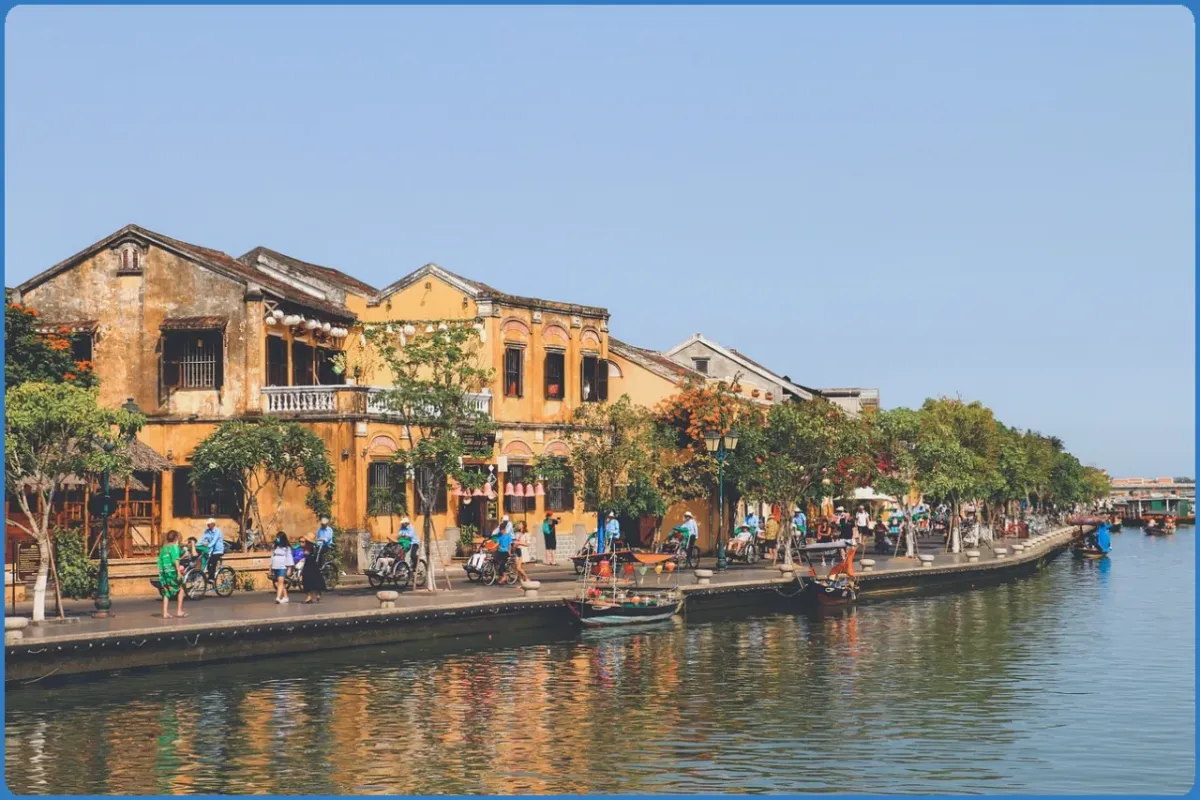 Historische Gebäude am Flussufer