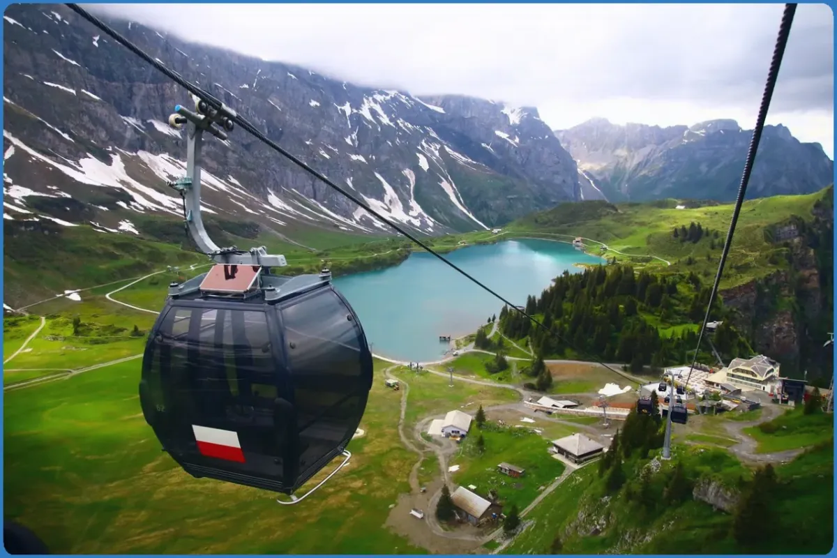 Seilbahn über Berglandschaft mit See