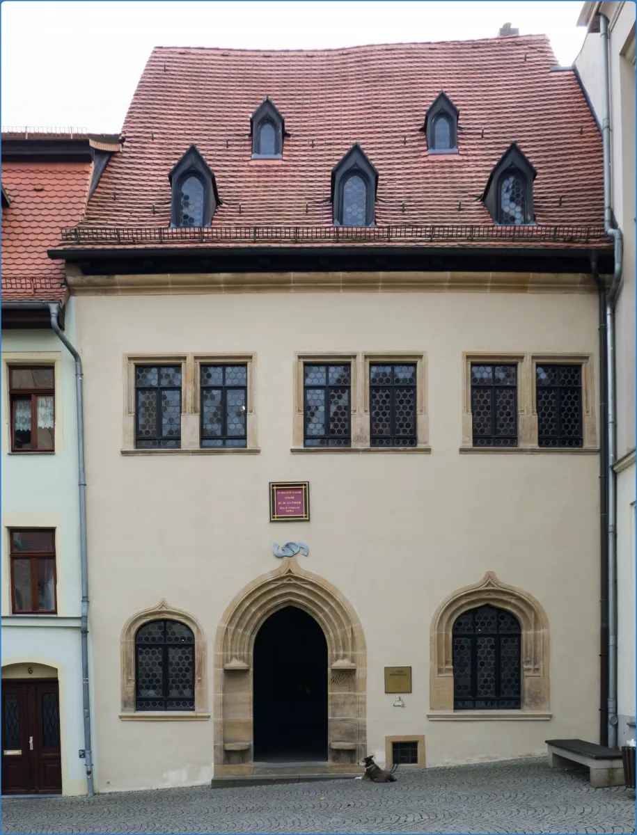 Historisches Gebäude mit gotischen Fenstern.