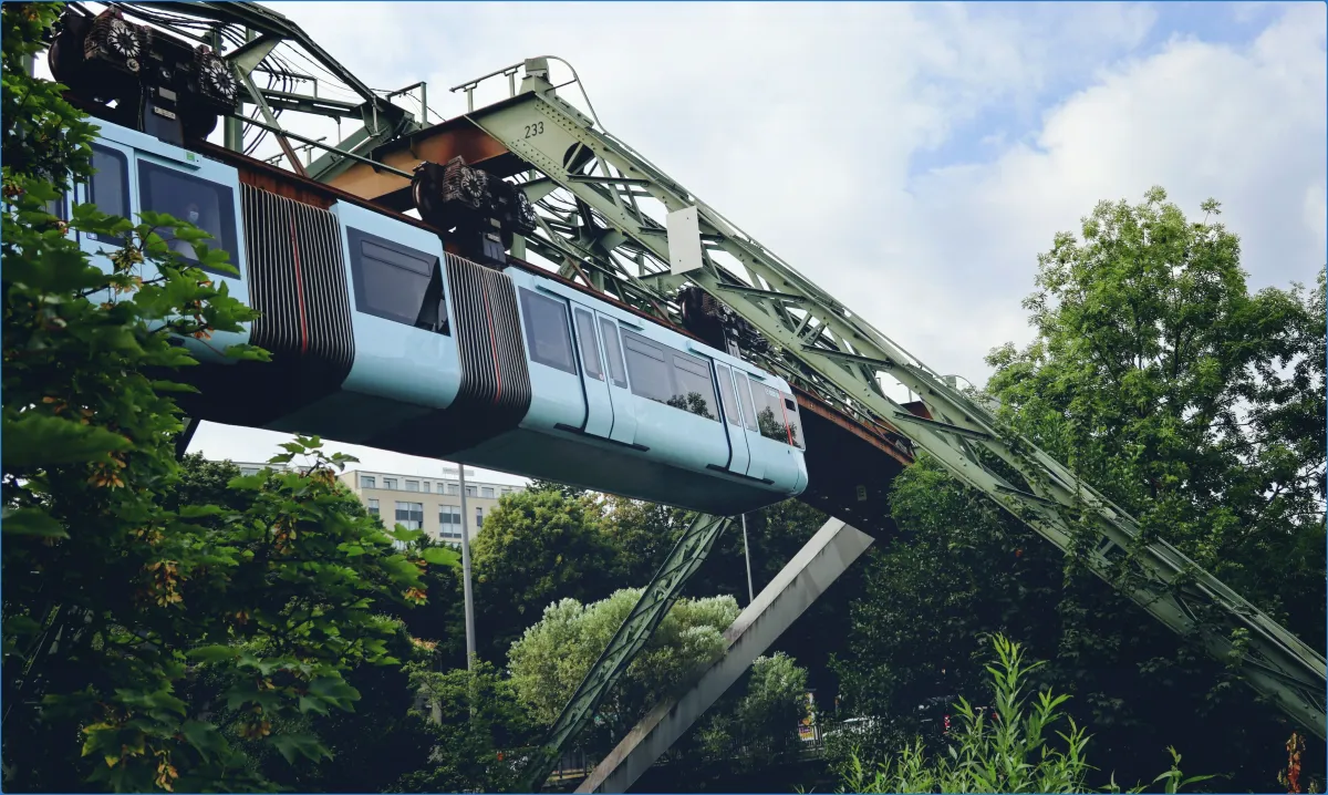 Schwebebahn in einer grünen Umgebung