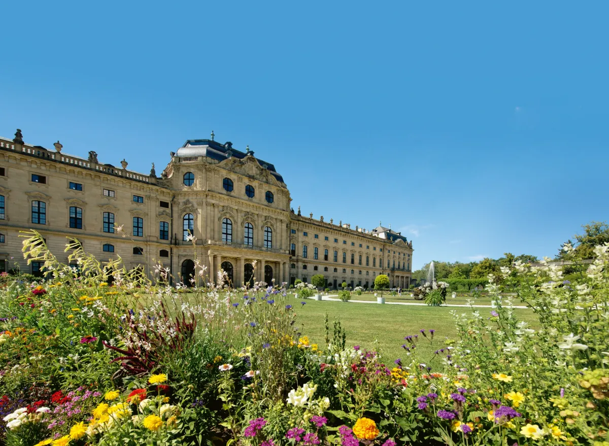 Barockes Gebäude mit Garten im Vordergrund