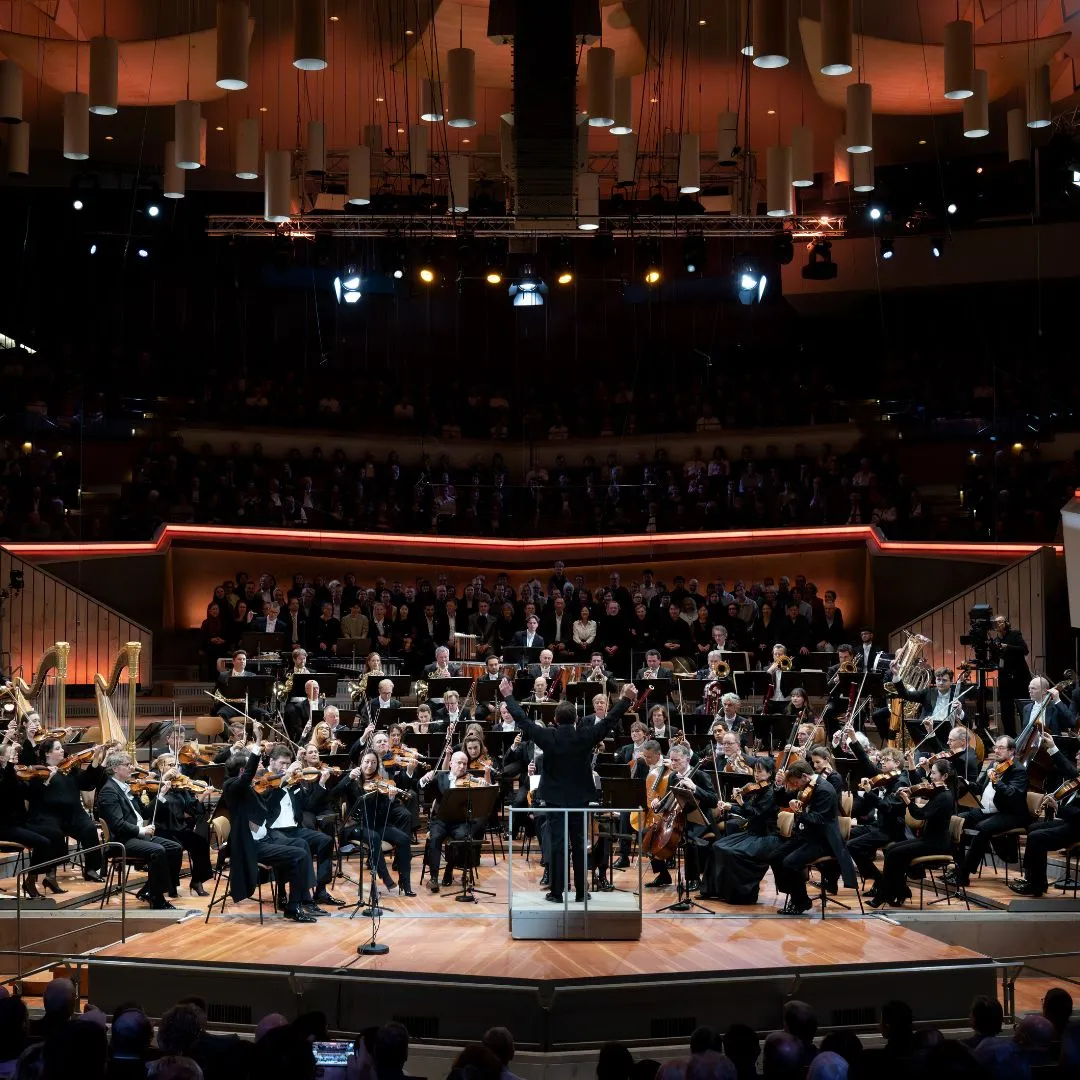 Orchester spielt in einem Konzertsaal