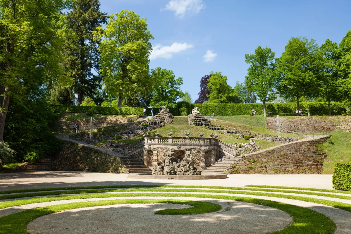 Historischer Garten mit Stufen und Skulpturen