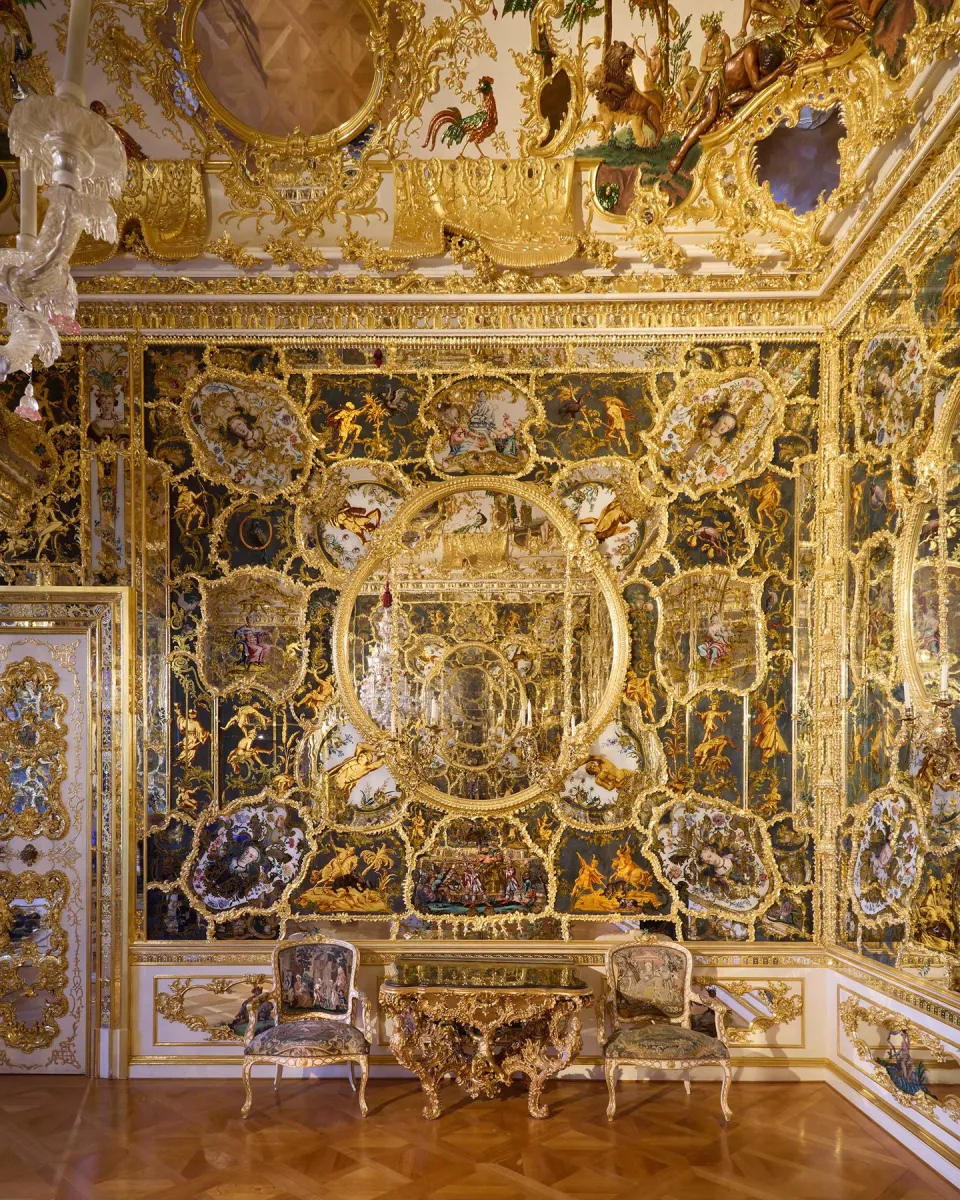 Prunkvoller Raum mit goldenen Verzierungen.