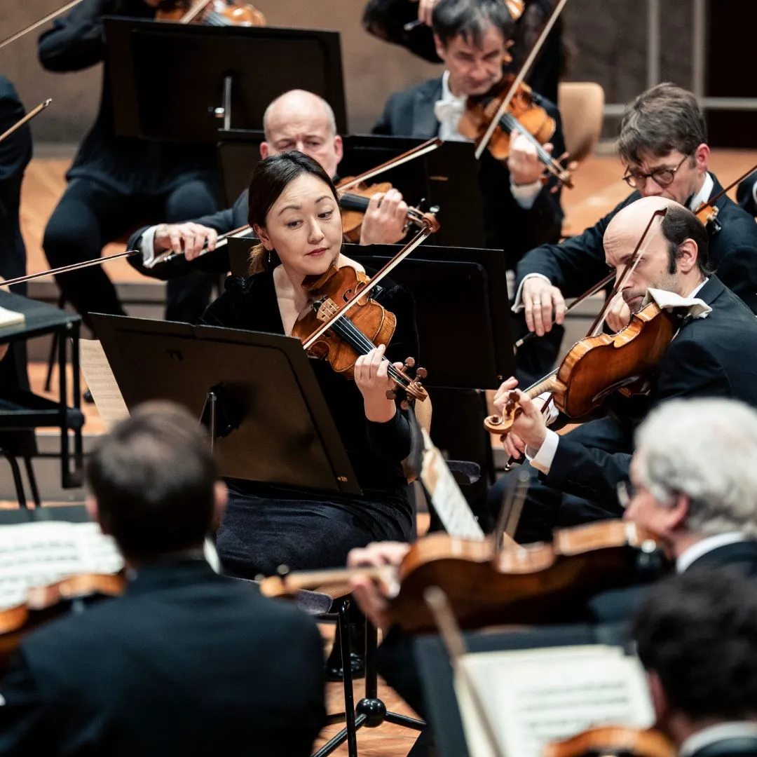 Orchester spielt Streichinstrumente