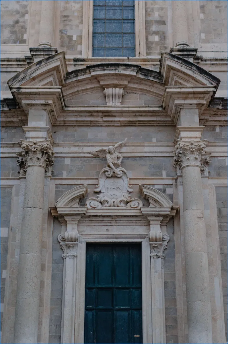 Steinernes Portal mit Säulen und Engelsfigur