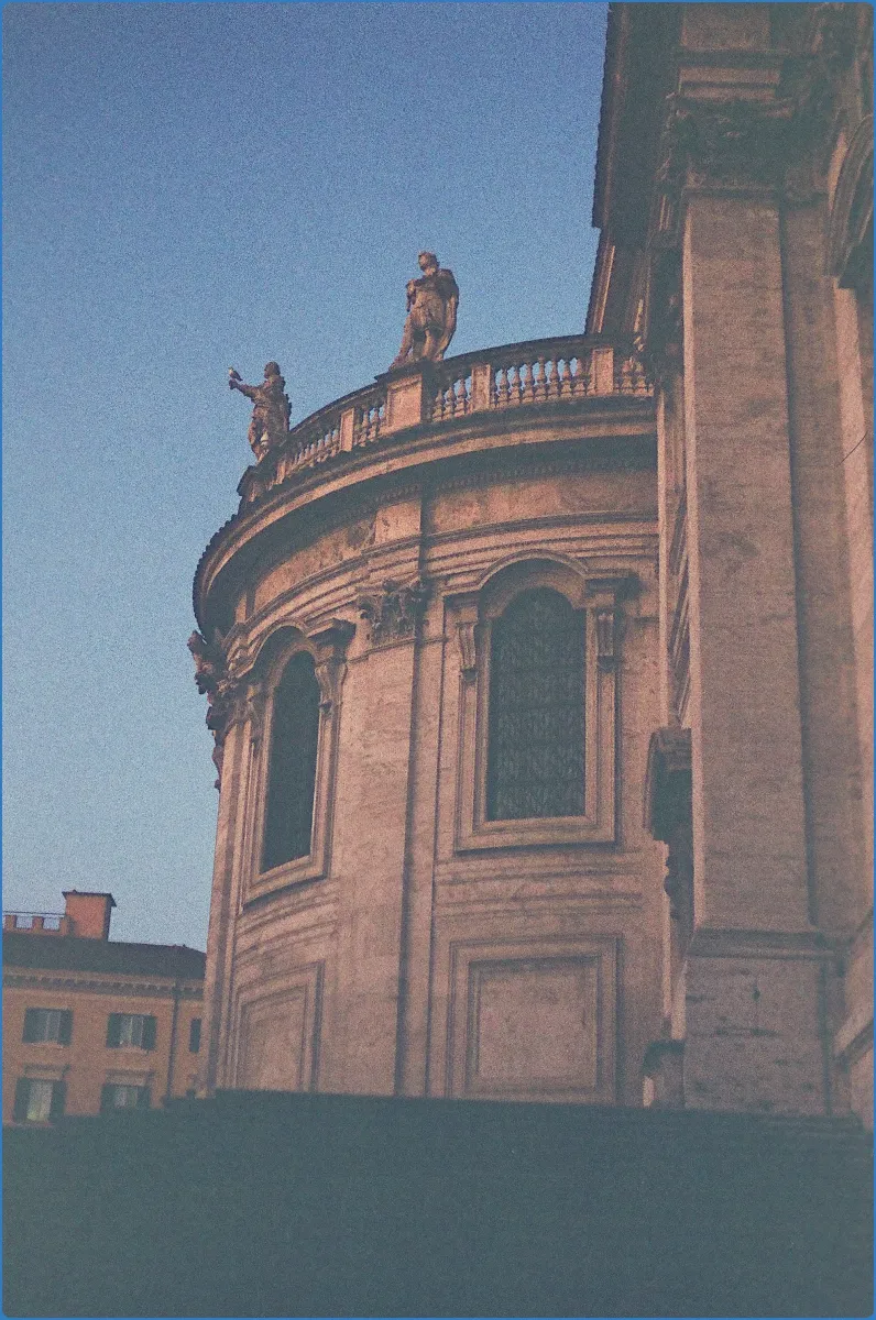 Detail einer historischen Gebäudefassade mit Statuen